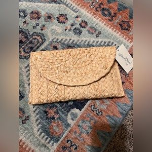 Universal Thread Rafia Woven Straw Clutch
